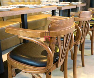 Cuoio di legno d'annata che pranza le sedie con le sedie di legno di nozze della quercia dei braccioli