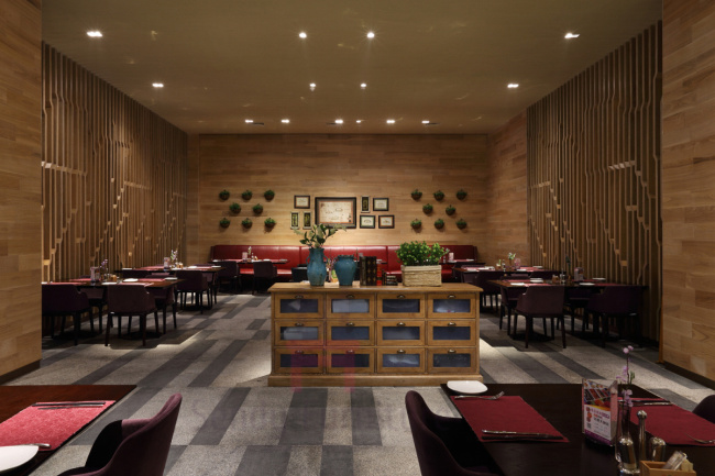 Il ristorante di legno riempito sedia del bracciolo della tolleranza presiede la mobilia moderna con l'angolo sicuro rotondo
