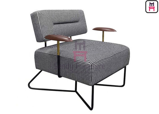 comprare Il plaid 0.7cbm della struttura del metallo ha ricoperto singolo Sofa Chair Wood Armrests online manufacture