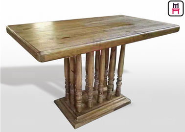 Tavolo da pranzo d'annata del ristorante di rettangolo con la colonna romana rustica di legno solido