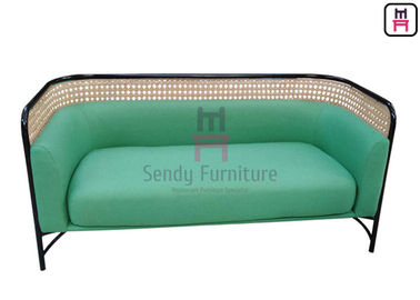 Il verde ha ricoperto la disposizione dei posti a sedere commerciale del Banquette con la struttura di legno/ss del rattan